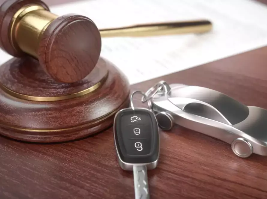Car keys beside gavel representing Drug-Related Suspension and Illinois driver’s license reinstatement legal process 2025.